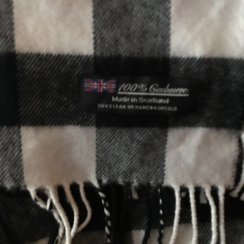Black and white Buffalo Plaid scarf - Picture 2 of 3